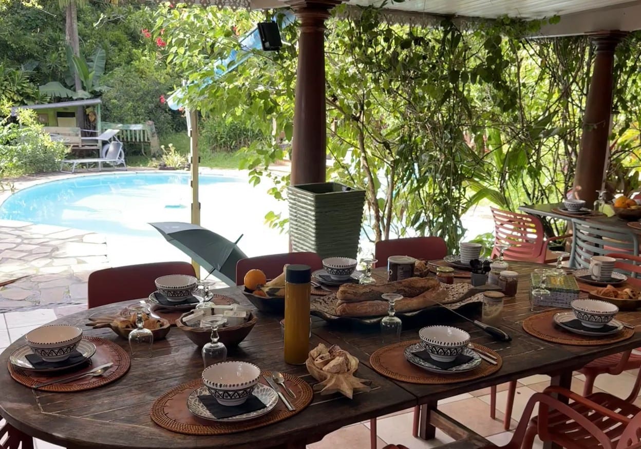 Petit-déjeuner local servi au Gîte Matilona