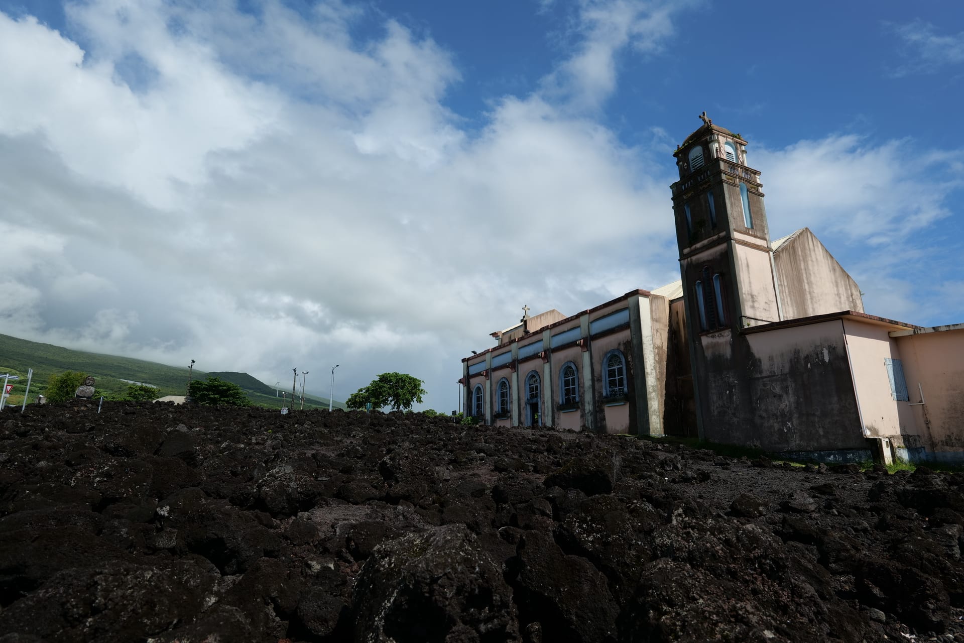 Piton de la Fournaise et Notre-Dame des Laves, volcan actif de La Réunion